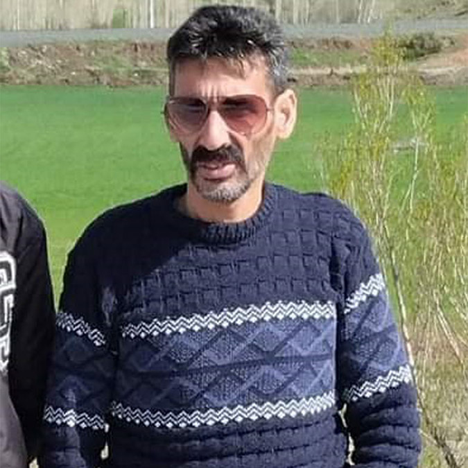 Sivas'ta özel sektöre ait bir beton fabrikasında TIR'dan dökülen mıcırın altında kalan sürücü İsmet Göktaş (50) hayatını kaybetti.