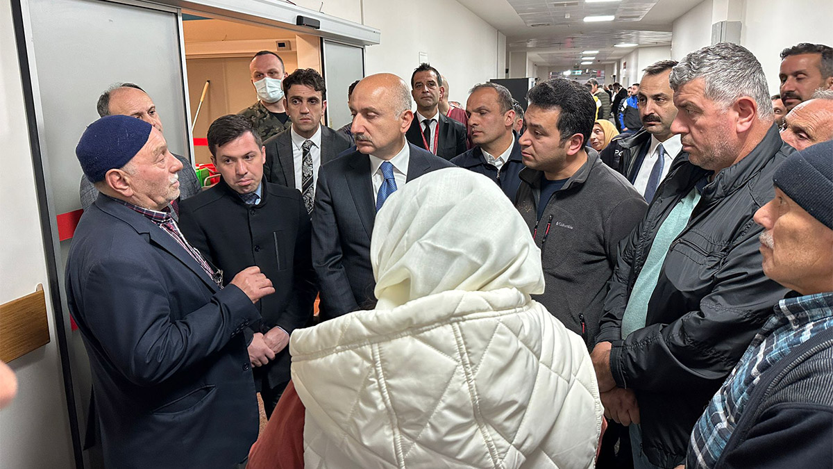 Trabzon'un Akçaabat ilçesinde, midibüs evin duvarına çarpıp devrildi, virajı alamayıp yol kenarındaki evin duvarına çarparak devrilen büyükşehir belediyesine ait yolcu midibüsündeki 4 kişi hayatını kaybetti, 37 kişi yaralandı.