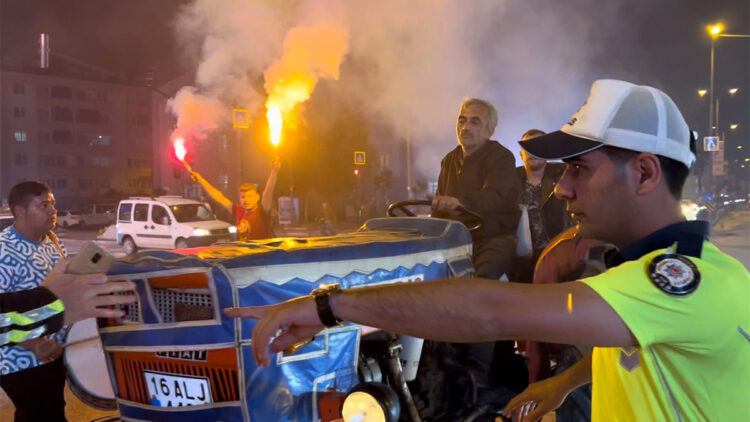 Traktörüyle şampiyonluk kutlayan sürücüye ceza