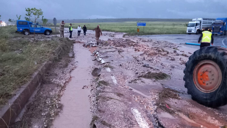Tunceli'de sağanak yağış; Karayolu ulaşıma kapandı