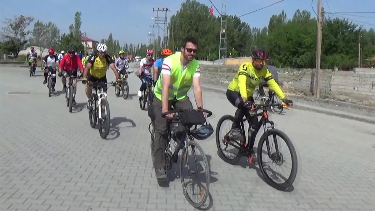 Türk, azerbaycanlı ve i̇ranlı 85 bisikletli, ağrı dağı'nın çevresinde dostluk için pedal çevirdi. Her yıl mayıs ayında belirledikleri bir günde türkiye'ye gelen bisikletliler, bu yıl 3'üncü kez buluştu.