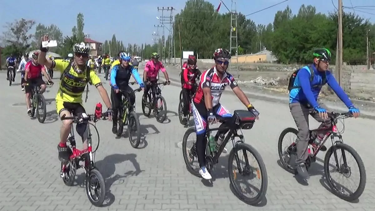 Azerbaycanlı ve i̇ranlı 85 bisikletli dostluk için pedal çevirdi