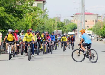 Azerbaycanlı ve i̇ranlı 85 bisikletli dostluk için pedal çevirdi
