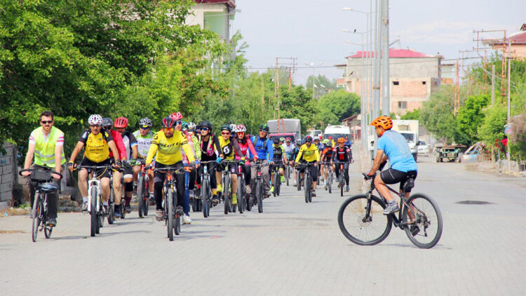Azerbaycanlı ve İranlı 85 bisikletli dostluk için pedal çevirdi