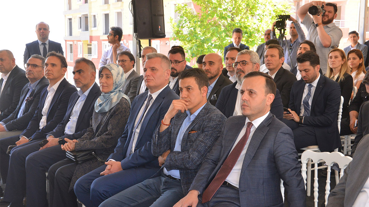 Kahramanmaraş merkezli depremlerin ardından yüzlerce çalışanıyla sahada görev alan Turkcell afet bölgesinin kalkınması ve iyileşmesi için de ekosistemindeki tüm markalarla seferberliğini sürdürüyor.