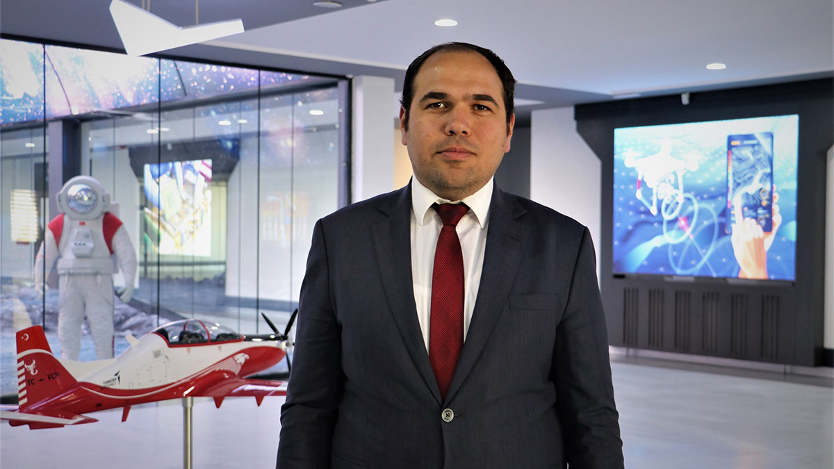 Milli Eğitim Bakanı Mahmut Özer, savunma sanayi alanında sektörün ihtiyaç duyduğu nitelikli insan kaynağının yetişeceği Türkiye'nin ilk havacılık ve uzay lisesinin Ankara'nın Elmadağ ilçesinde açıldığını duyurdu.