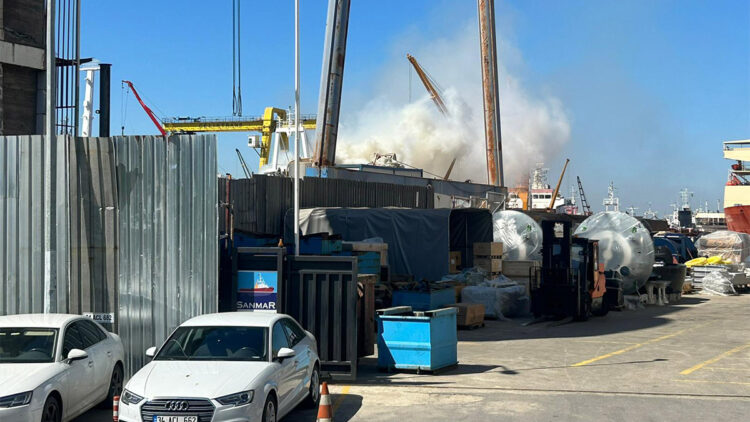 Tuzla'da tersanede yangın