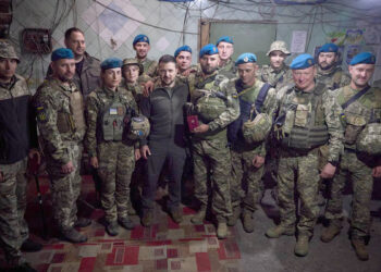 Zelenski'den ukrayna askerlerini ziyaret