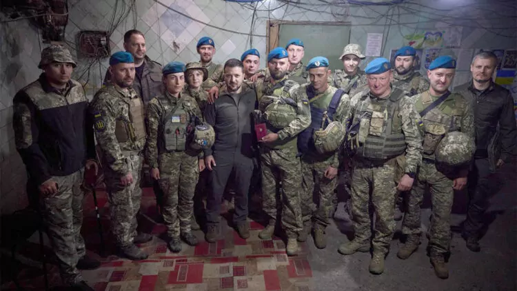 Zelenski'den ukrayna askerlerini ziyaret