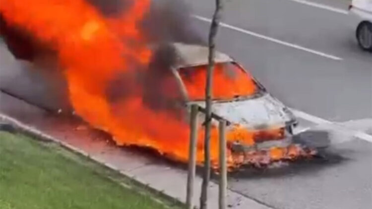 Ümraniye'de otomobil alev topuna döndü