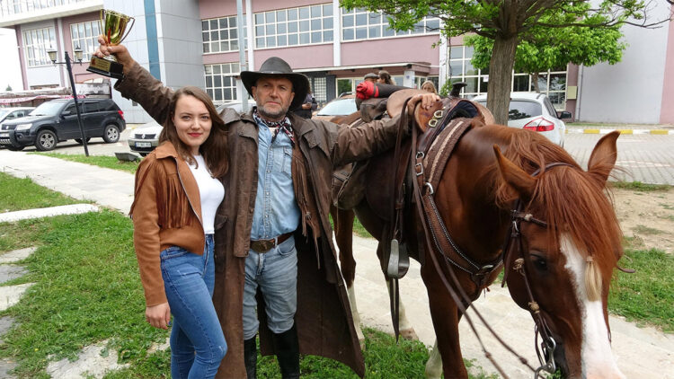 Kızı için at üstünde 5 gün yolculuk yaptı