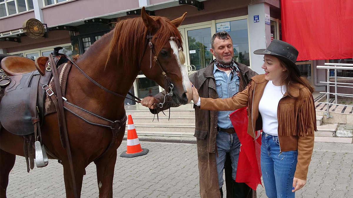 Üniversiteden mezun olan kızı için at üstünde 5 gün yolculuk yaptı, "Her şey kızım içindi, çok mutluyum. Şu an çok duyguluyum, kızımla biraz özlem gidermek istiyorum. Ben sözümü tuttum kızım da sözünü tuttu okulunu bitirdi" dedi.