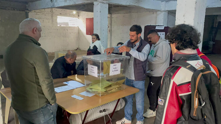 Çay alım yerinde seçim heyecanı