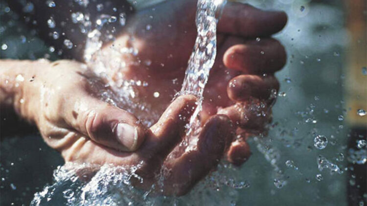 Yaz aylarında egzersiz yaparken bol su tüketin