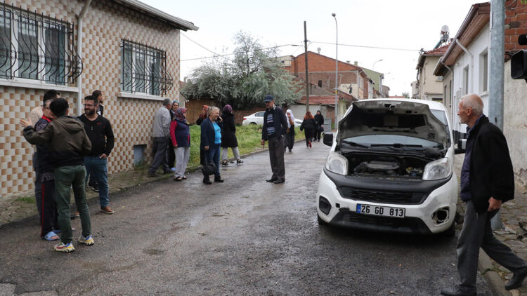 Aydınlatma direğine yıldırım düştü: 100 ev zarar gördü