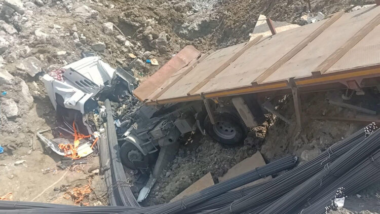 Küçükçekmece'de TIR inşaat alanına düştü