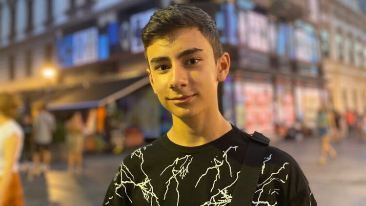 Vagon üzerinde selfie yaparken akıma kapıldı