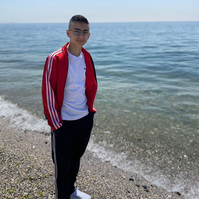 Kırıkkale'de lise öğrencisi Muhammed Ali Altundal (15), arkadaşlarıyla girdiği iddia üzerine vagon üzerinde selfie yaparken akıma kapılıp, ağır yaralandı. O anlar güvenlik kamerasına yansırken, Altundal hastanede yaşam savaşı veriyor.