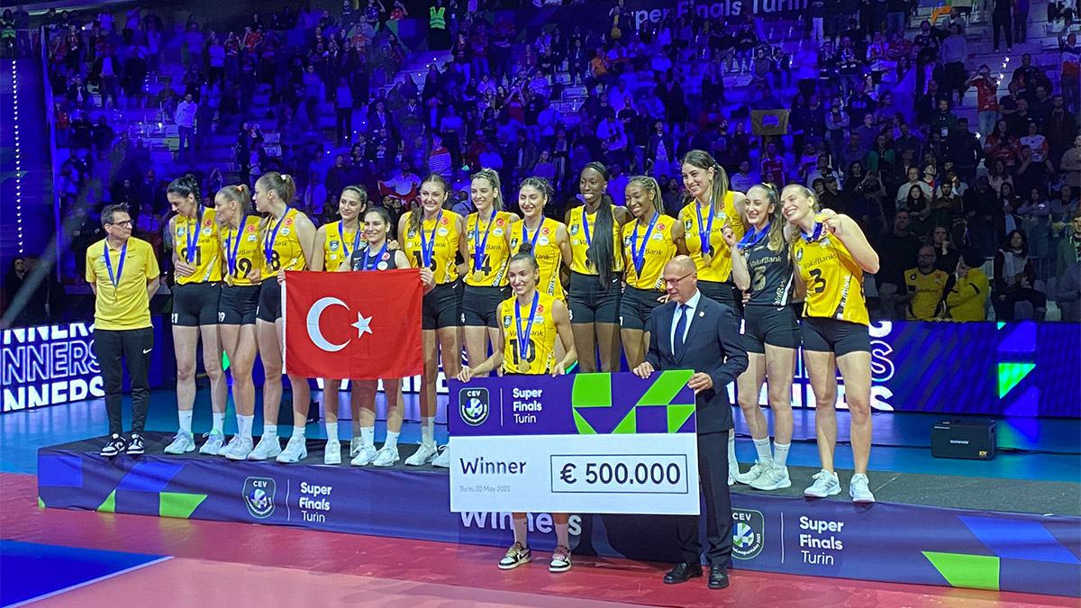 VakıfBank kupasını aldı