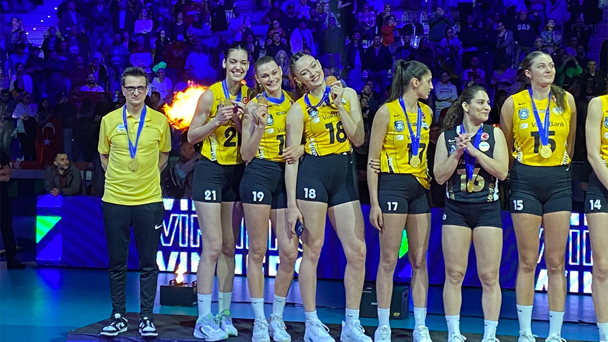 CEV Şampiyonlar Ligi Süper Finali'nde Eczacıbaşı Dynavit'i 3-1 yenerek üst üste 2'nci, toplamda da 6'ncı kez şampiyonluğa ulaşan VakıfBank kupasını aldı.