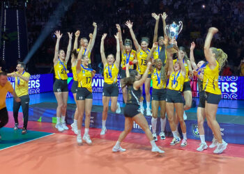 VakıfBank kupasını aldı