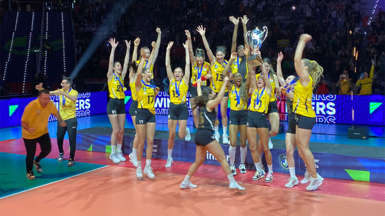 VakıfBank kupasını aldı