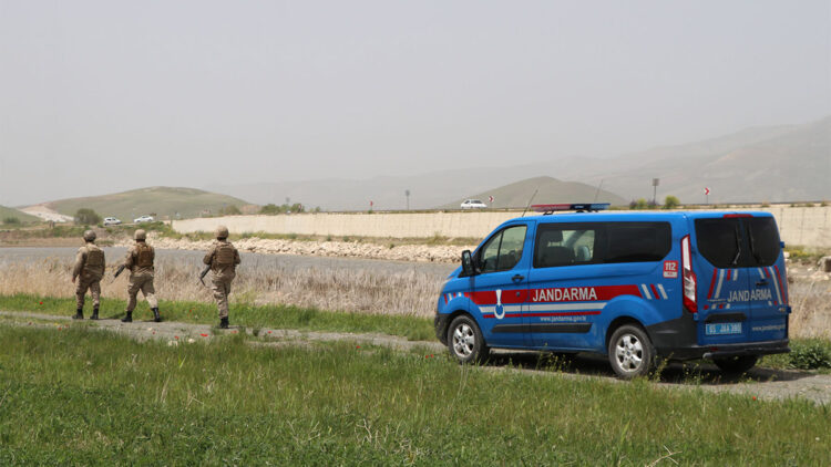 Dikkuyruk kuşlarını jandarma koruyor