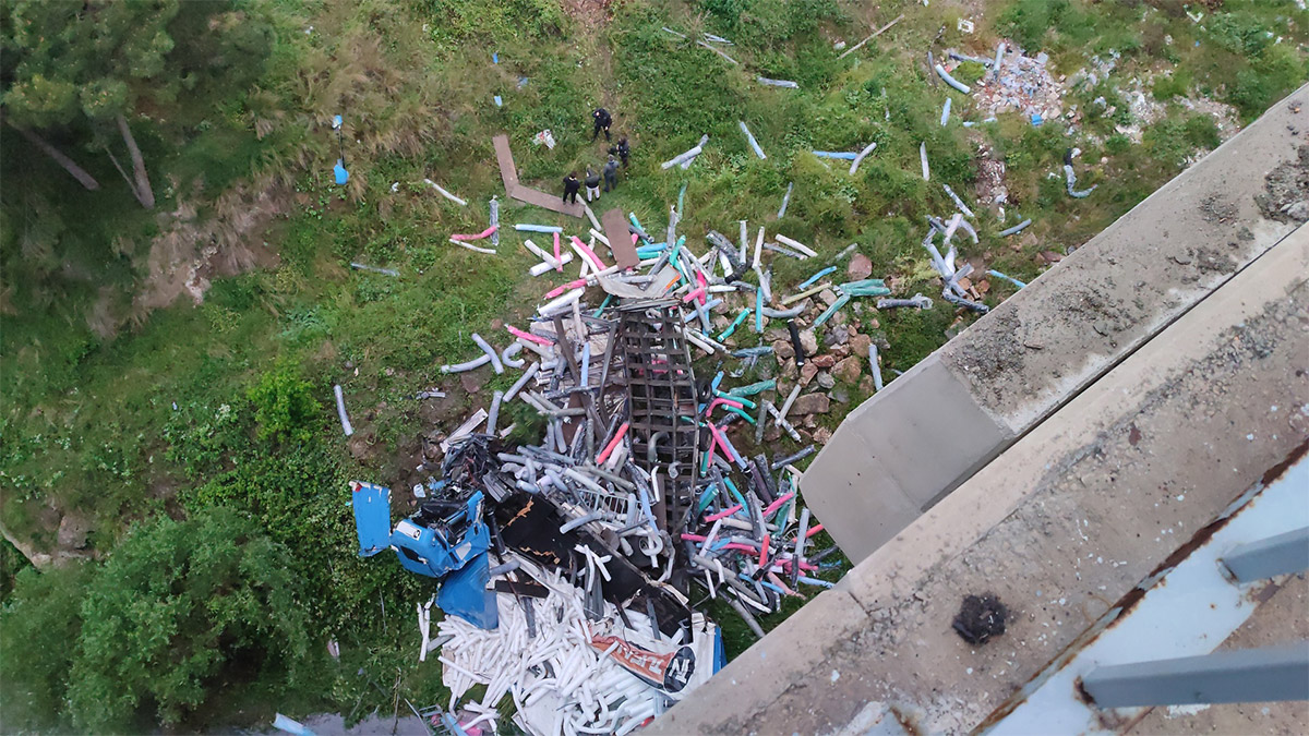 Viyadükten dere yatağına düşen TIR şoförü öldü