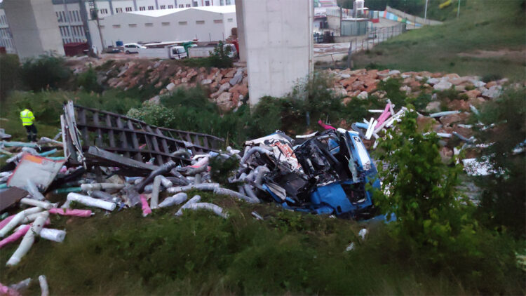 Viyadükten dere yatağına düşen TIR şoförü öldü