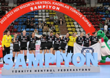 Praxis Yalıkavakspor kupa sevinci yaşadı