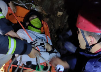 Yamaç paraşütü yapan Rus turist kayalıklara çakıldı