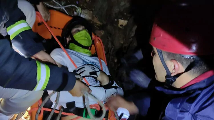 Yamaç paraşütü yapan rus turist kayalıklara çakıldı
