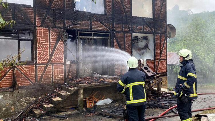 Ahşap evde çıkan yangında anne kız yaralandı