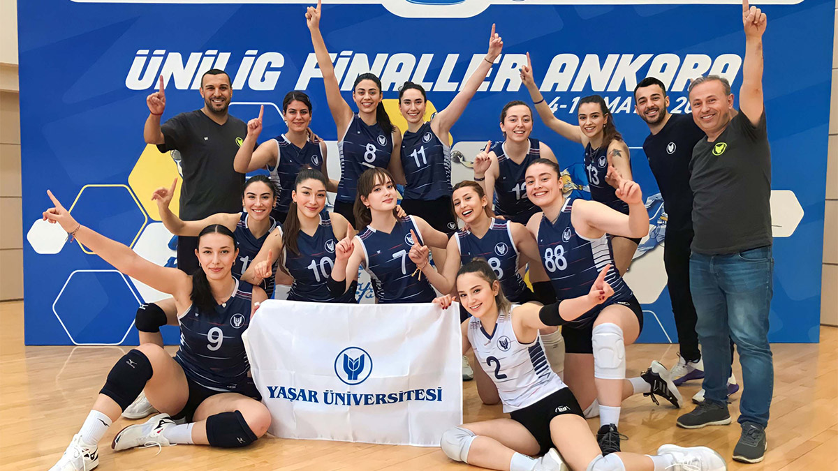 Yaşar Üniversitesi'nin kadın voleybolcuları namağlup şampiyon