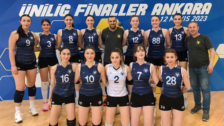 Yaşar Üniversitesi'nin kadın voleybolcuları namağlup şampiyon