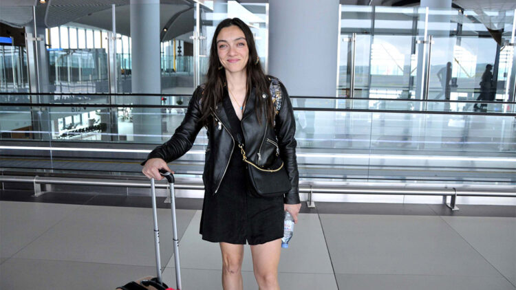 En İyi Kadın Oyuncu Ödülü'nü alan Merve Dizdar yurda döndü