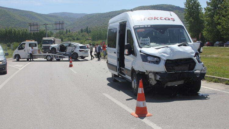 Tokat'ta yolcu minibüsüyle otomobil çarpıştı; 13 yaralı