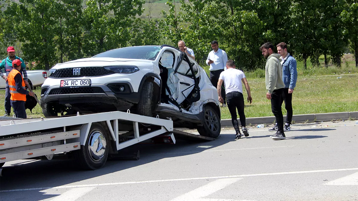 Tokat'ta yolcu minibüsüyle otomobil çarpıştı; 13 yaralı