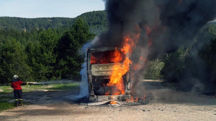 Yolcu otobüsü alev alıp yandı