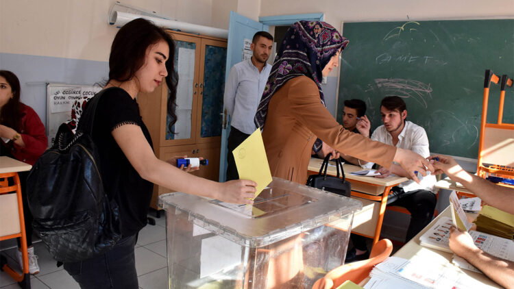 Yurt dışında 1 milyon 599 bin 152 kişi oy kullandı