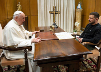 Zelenski vatikan'da papa francis ile görüştü