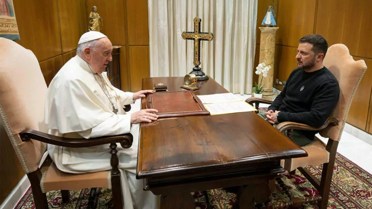 Zelenski vatikan'da papa francis ile görüştü