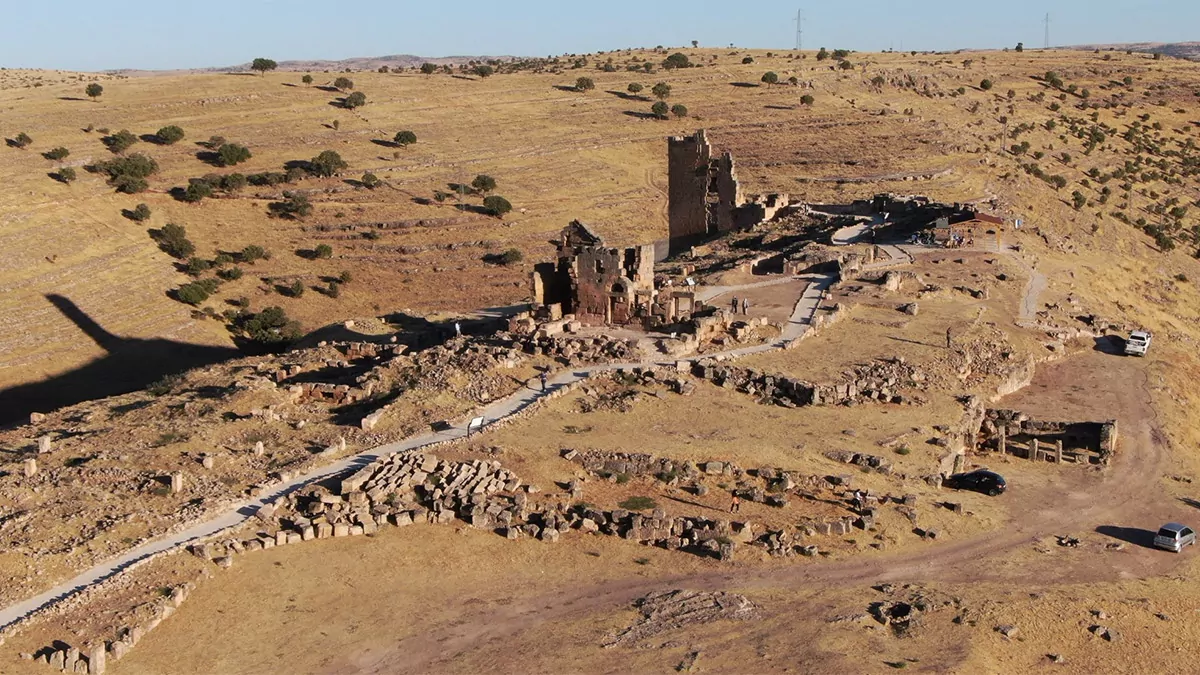 Diyarbakır'ın çınar ilçesinde, unesco dünya kültür mirası geçici listesi'ndeki roma i̇mparatorluğu'nun doğuda son garnizonu olan ve mithras kutsal alanı’na sahip 3 bin yıllık zerzevan kalesi’nin kalıcı listeye girmesi için hazırlık yapılıyor.