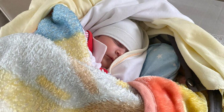 13 günlük kızını karınca zehri ile öldürmek istemişti, kızı tanık olarak dinlendi