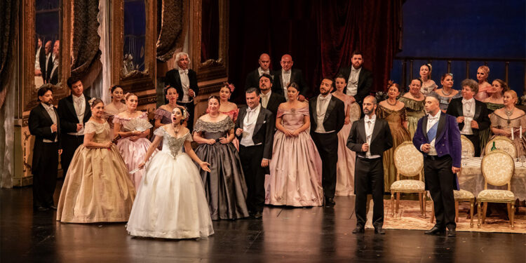 Devlet Opera ve Balesi Genel Müdürlüğü'nün düzenlediği, 14. Uluslararası İstanbul Opera Festivalinde La Traviata Operası Atatürk Kültür Merkezi'nde (AKM) sahnelendi. Eser, sanatseverler tarafından uzun süre ayakta alkışlandı.