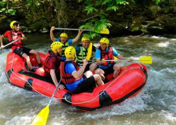 Kocasu Deresi'nde kurulan rafting parkurunda 30 rehber görev yapıyor