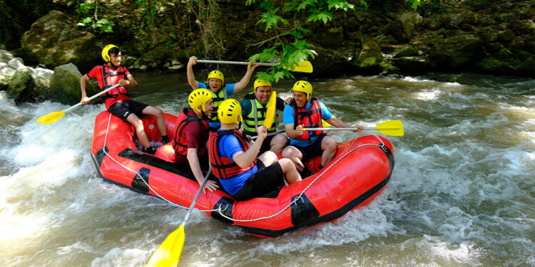 Kocasu Deresi'nde kurulan rafting parkurunda 30 rehber görev yapıyor