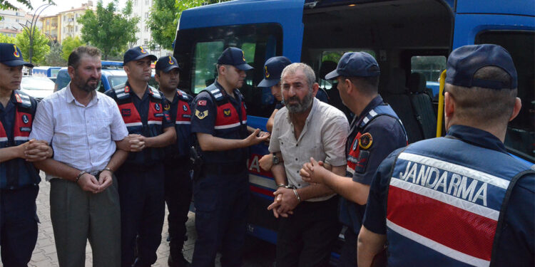 20 yıl önceki cinayetin şüphelisi 2 kardeş yakalandı