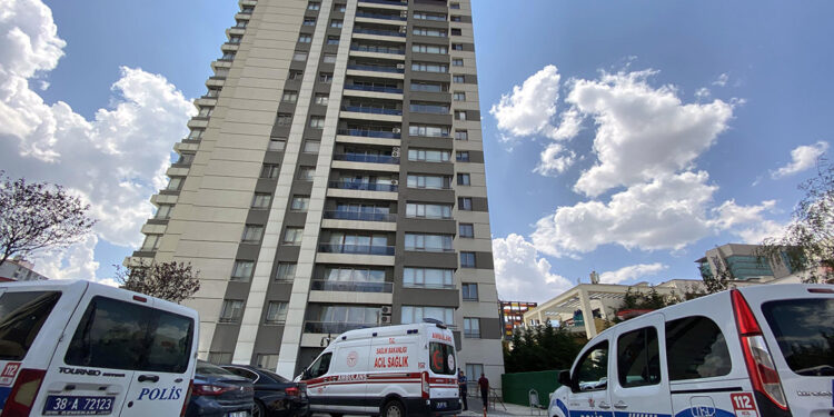 22 katlı rezidansın çatısından düşen adam öldü