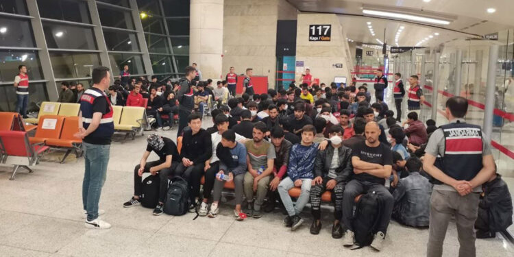 42 bin 685 düzensiz göçmen sınır dışı edildi